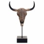 Dekorative Standfigur Kuhschädel aus Polyresin mit filigranen Tribal-Schnitzereien und dunklen Hörnern auf schwarzem Standfuß.