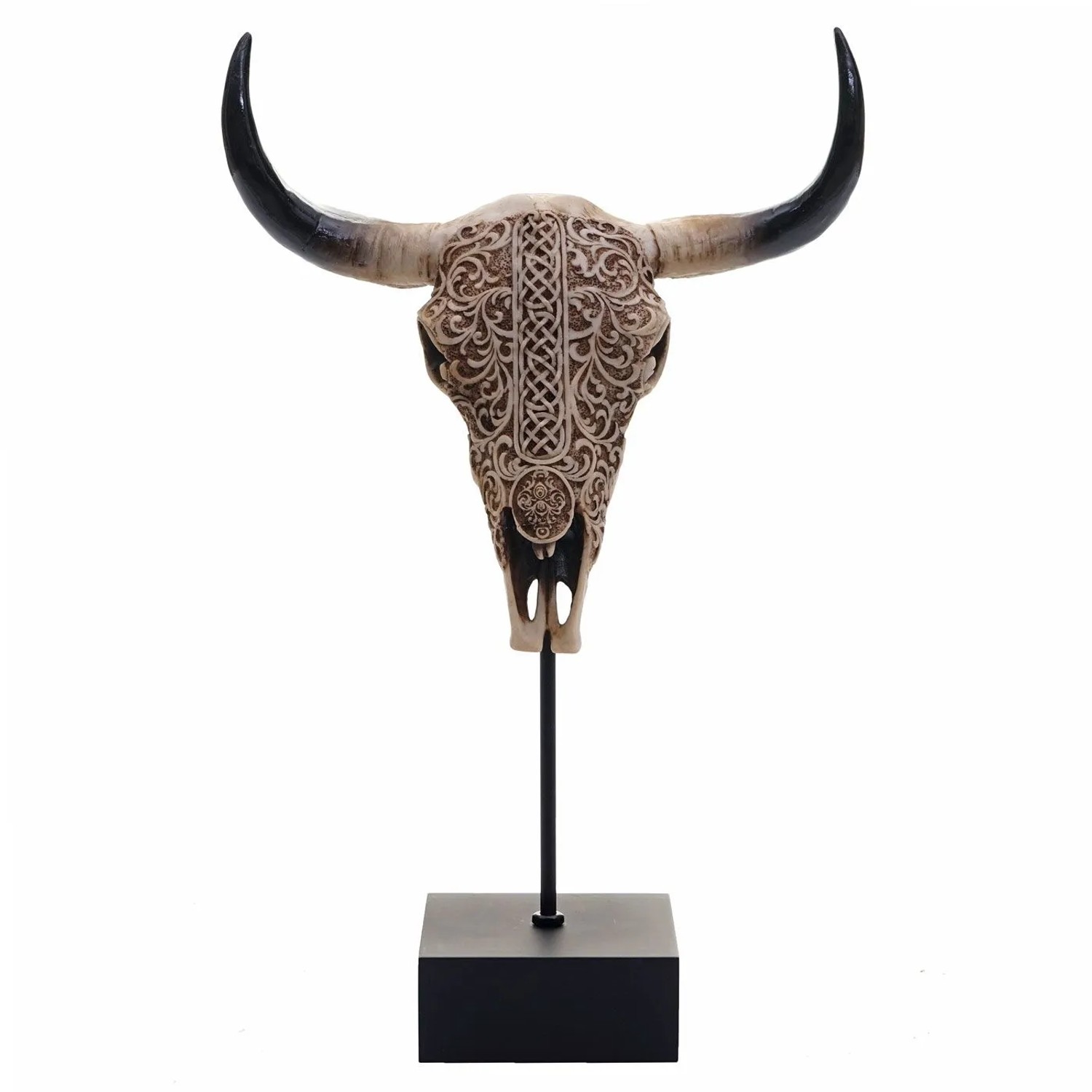 Dekorative Standfigur Kuhschädel aus Polyresin mit filigranen Tribal-Schnitzereien und dunklen Hörnern auf schwarzem Standfuß.