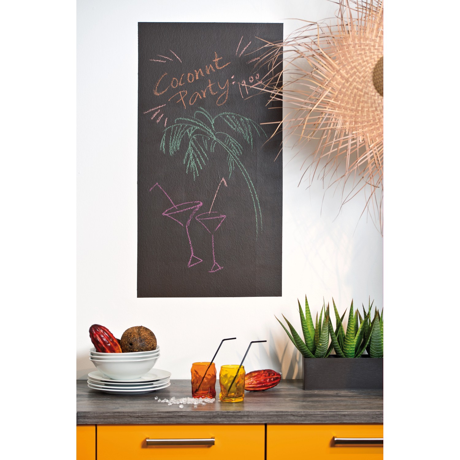 Marabu Schablone Half Moon (33x33cm) an Wand mit Kreidezeichnung