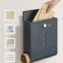 Anthrazitfarbener Songmics Wandbriefkasten mit Zeitungsrolle und Einwurf einer Briefsendung.