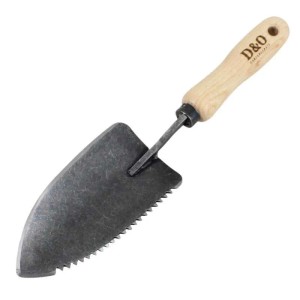 D&O Pflanzkelle mit gezahnter Klinge und Holzgriff, ideal für Gartenarbeiten.