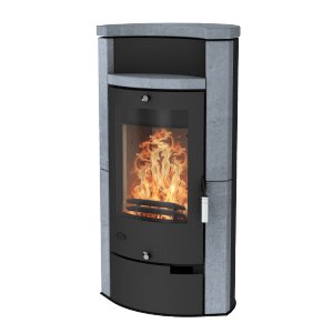 Schwarzer Fireplace Hamburg Kaminofen mit Specksteinverkleidung und brennendem Feuer.