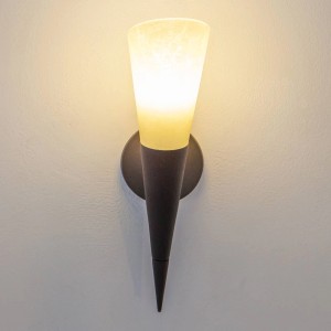 Moderne braune Lindby Wandleuchte Alva aus Metall mit Glas für Innenräume.