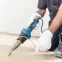 Bosch Professional Heißluftgebläse GHG 20-60 im Einsatz beim Entfernen von Bodenbelag.