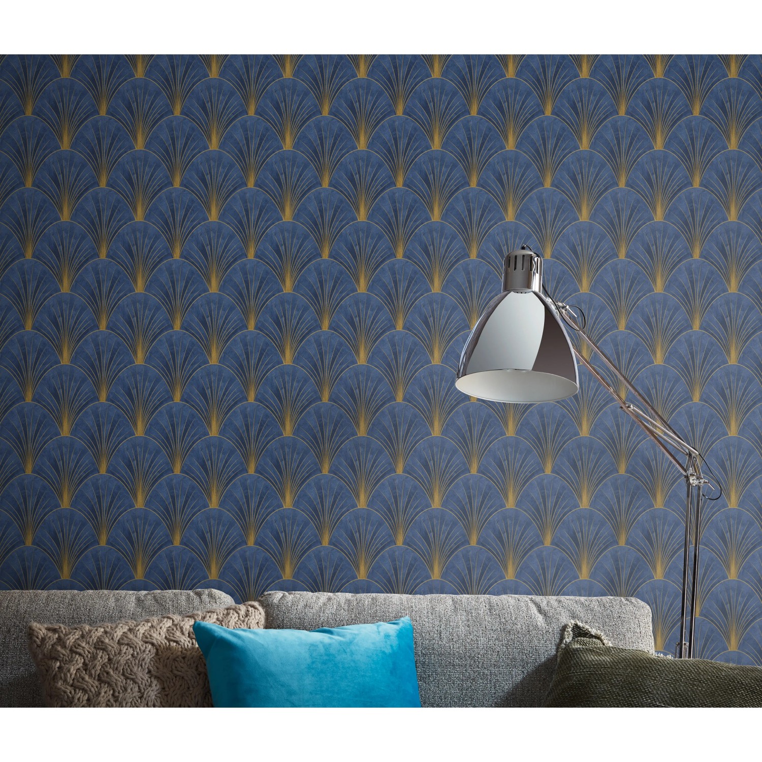 Blaue Erismann Vliestapete Elle Decoration 4 Avantgarde mit goldenem Art Deco Fächer-Muster.