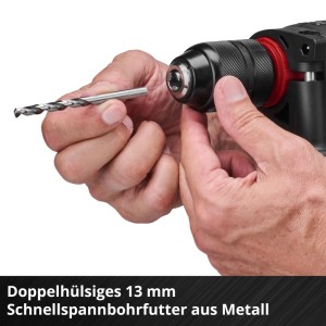 Hände befestigen Bohrer im 13 mm Metall-Schnellspannbohrfutter der Einhell Akku-Schlagbohrmaschine.