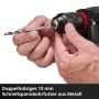 Hände befestigen Bohrer im 13 mm Metall-Schnellspannbohrfutter der Einhell Akku-Schlagbohrmaschine.