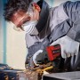 Einhell Akku-Winkelschleifer TP-AG 18/125 beim Schleifen von Metall. Funken fliegen.