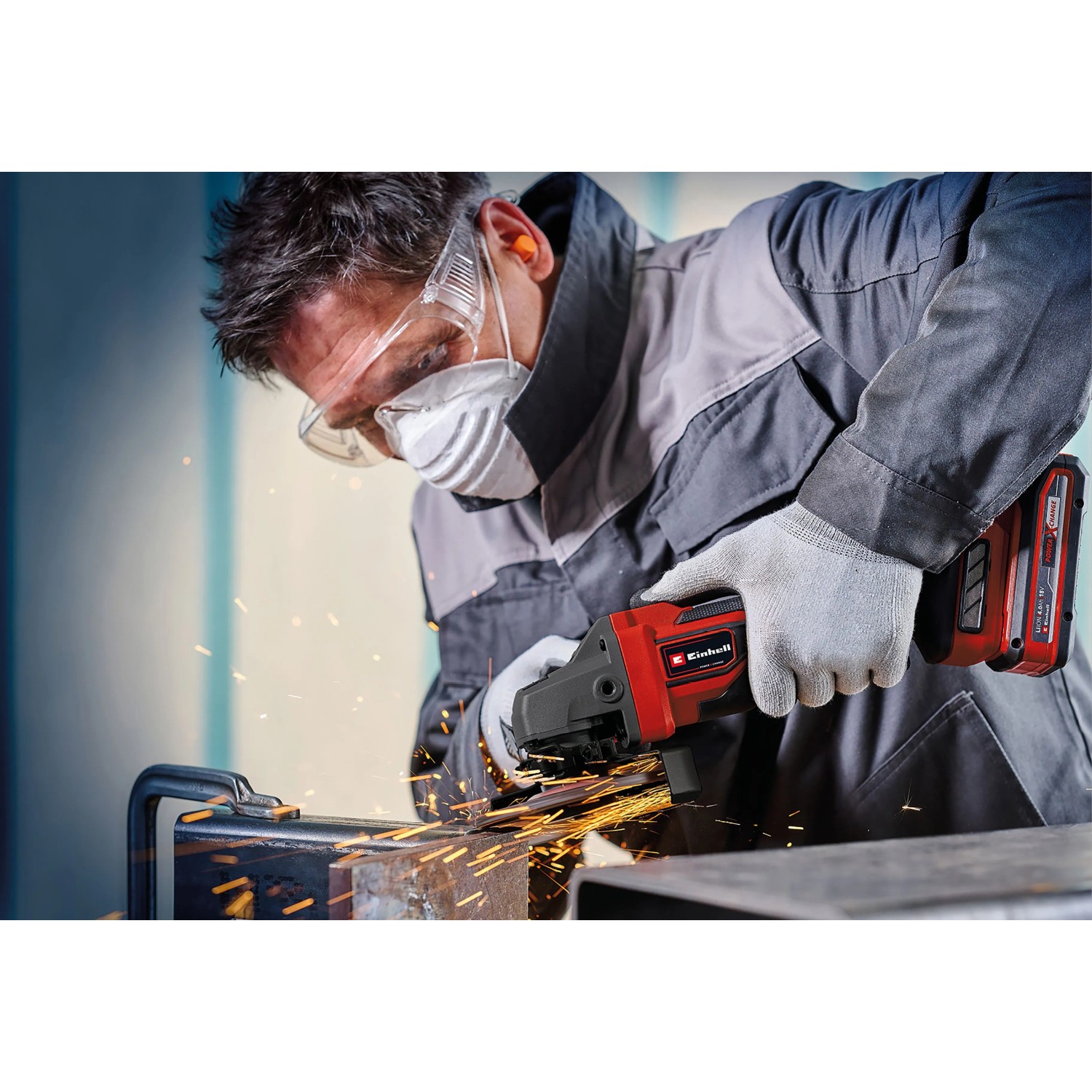 Einhell Akku-Winkelschleifer TP-AG 18/125 beim Schleifen von Metall. Funken fliegen.