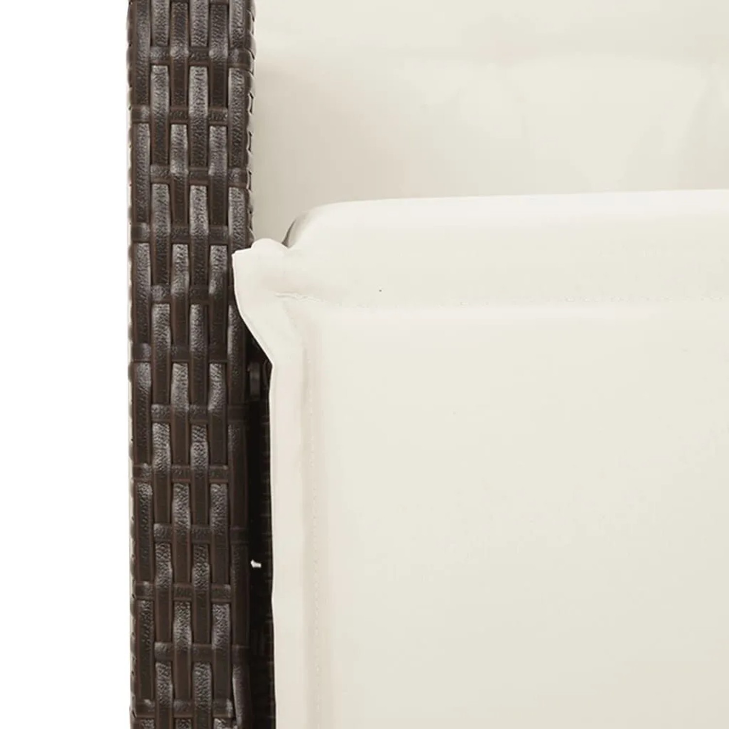 Detailansicht: Brauner vidaXL Gartensessel aus Rattan mit cremefarbenem Kissen.