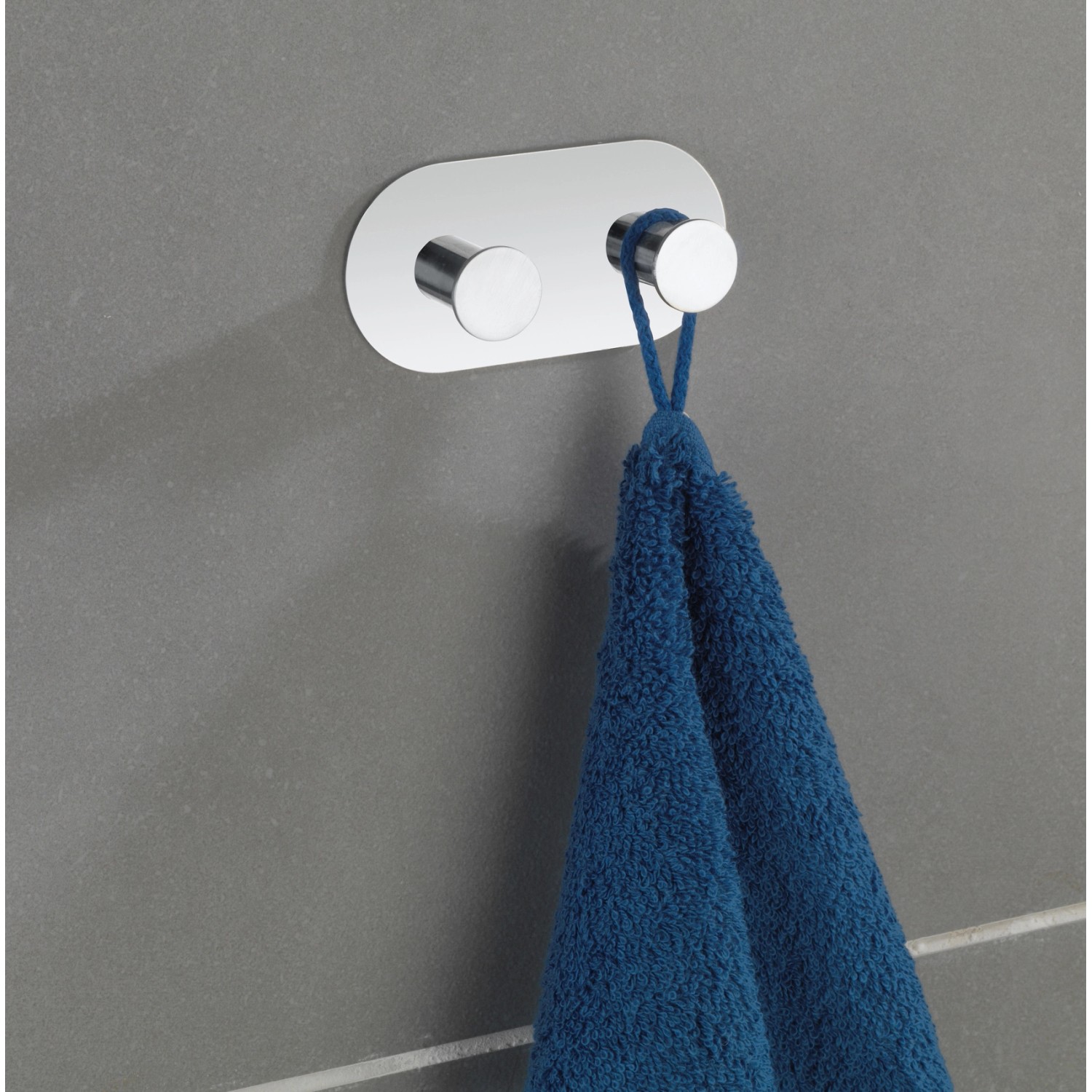 Wenko Wandhaken Cona Duo aus Edelstahl glänzend mit blauem Handtuch.