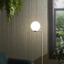 Grüne Marburg Vliestapete Memento mit Streifenmuster im Wohnraum.
