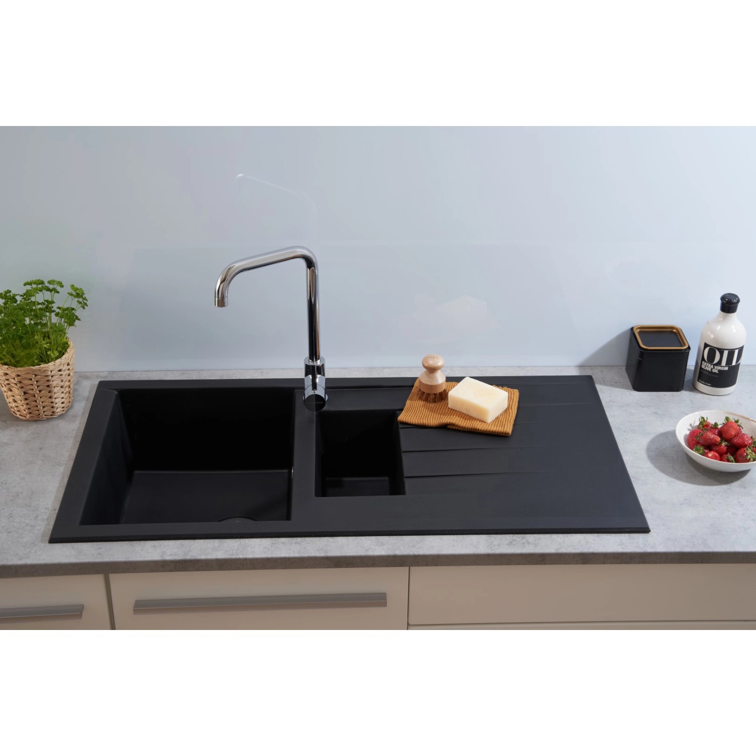 Schwarze Respekta Einbauspüle Houston aus Mineralite, 100x50 cm, mit Abtropffläche und Armatur.