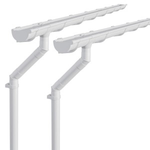Weißes Inefa Dachrinnen Set aus PVC für Gartenhäuser. Zwei halbrunde Kunststoff-Regenrinnen mit Fallrohren zur Dachentwässerung.