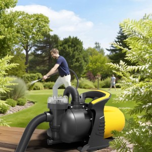 Wiltec Gartenpumpe schwarz-gelb auf Holzdeck im Garten. Mann bewässert Rasen. Leistungsstarke Wasserpumpe für Brunnen & Teich.