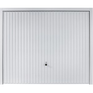 Weißes Hörmann Schwingtor Berry N80 mit vertikaler Linienführung. Garagentor für den Neubau oder Austausch.