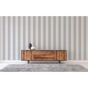 Tadessi Vliestapete mit vertikalen Streifen in Creme und Hellgrau an einer Wand, über einem Holz-Sideboard.