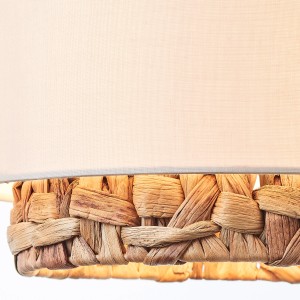 Detailansicht der 3-flammigen Pendelleuchte Waterlilly in Schwarz und Natur mit Lampenschirm aus Wasserhyazinthe und Textil.