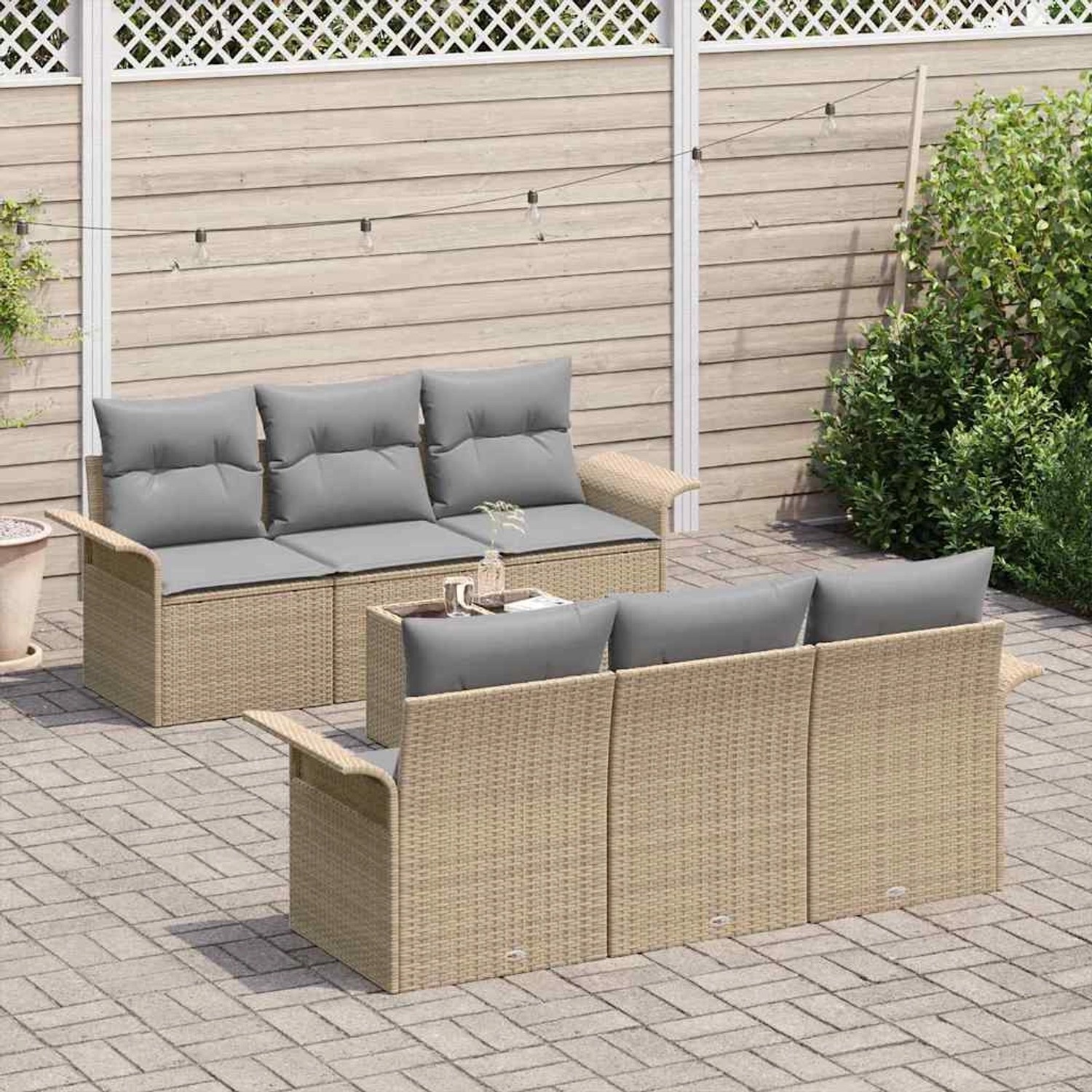 Beiges 7-teiliges vidaXL Garten-Sofa-Set aus Poly Rattan mit grauen Kissen.