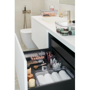 Transparente SmartStore Aufbewahrungsboxen Compact Mini im Badezimmer zur Aufbewahrung von Kosmetikartikeln.