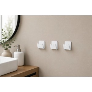 Drei weiße Radius Design Wandhaken im Bad, ohne Bohren montiert. Ideal für Handtücher und Badaccessoires.