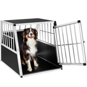 Schwarze Tectake Hundetransportbox aus Aluminium mit Hund. Robuste Hundebox mit schräger Rückwand.