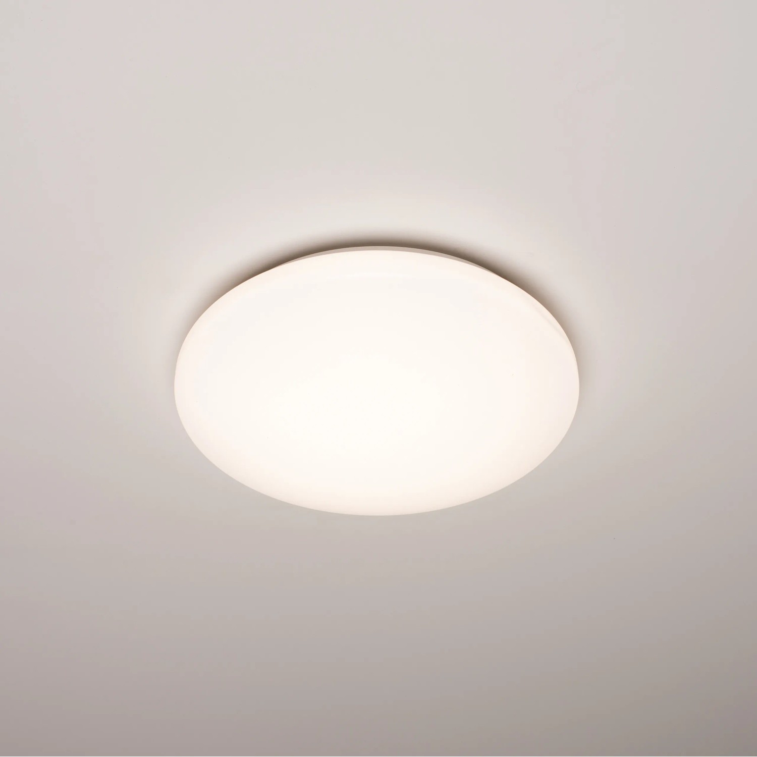 Runde, weiße LED-Deckenleuchte (Ø 30 cm) mit neutralweißem Licht an einer Decke.