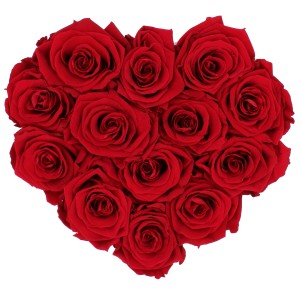 Herzförmige Rosenbox mit 13 bordeauxfarbenen Rosen. Romantischer Blumenstrauß für besondere Anlässe.