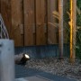 Schwarzer QAZQA Gartenstrahler Basic mit Kabel und Stecker (200cm) beleuchtet einen Garten.
