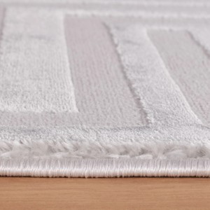 Detailansicht: Silberner Ayyildiz Kurzflorteppich Sahara mit geometrischem Muster.