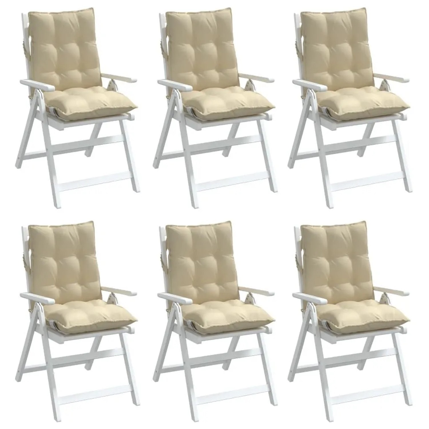 Sechs beige Niedriglehner-Auflagen aus Oxford-Gewebe auf weißen Gartenstühlen. Komfortable Sitzkissen.