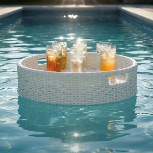 Weißes, rundes Schwimmtablett in Rattan-Optik mit Getränken schwimmt stabil im Pool. Praktisches Poolzubehör.