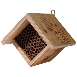 Quadratisches Bienenhaus aus FSC®-Holz mit Papphülsen für Wildbienen.