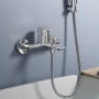Glänzende Emke Wannenarmatur Chrom mit Einhebelmischer, Auslauf und Brauseschlauch über Badewanne. Modernes Design.