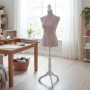 Elegante rosa Schneiderpuppe mit Stoffbezug, weißem Holzstandfuß und Maßband. Perfekt für Nähen, Mode & Dekoration.