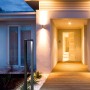 Moderne Trio LED-Wegeleuchte Reno in Anthrazit, 100cm hoch, für stimmungsvolle Gartenbeleuchtung.