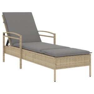Beige Sonnenliege mit grauem Kissen aus Poly Rattan für Garten oder Terrasse.