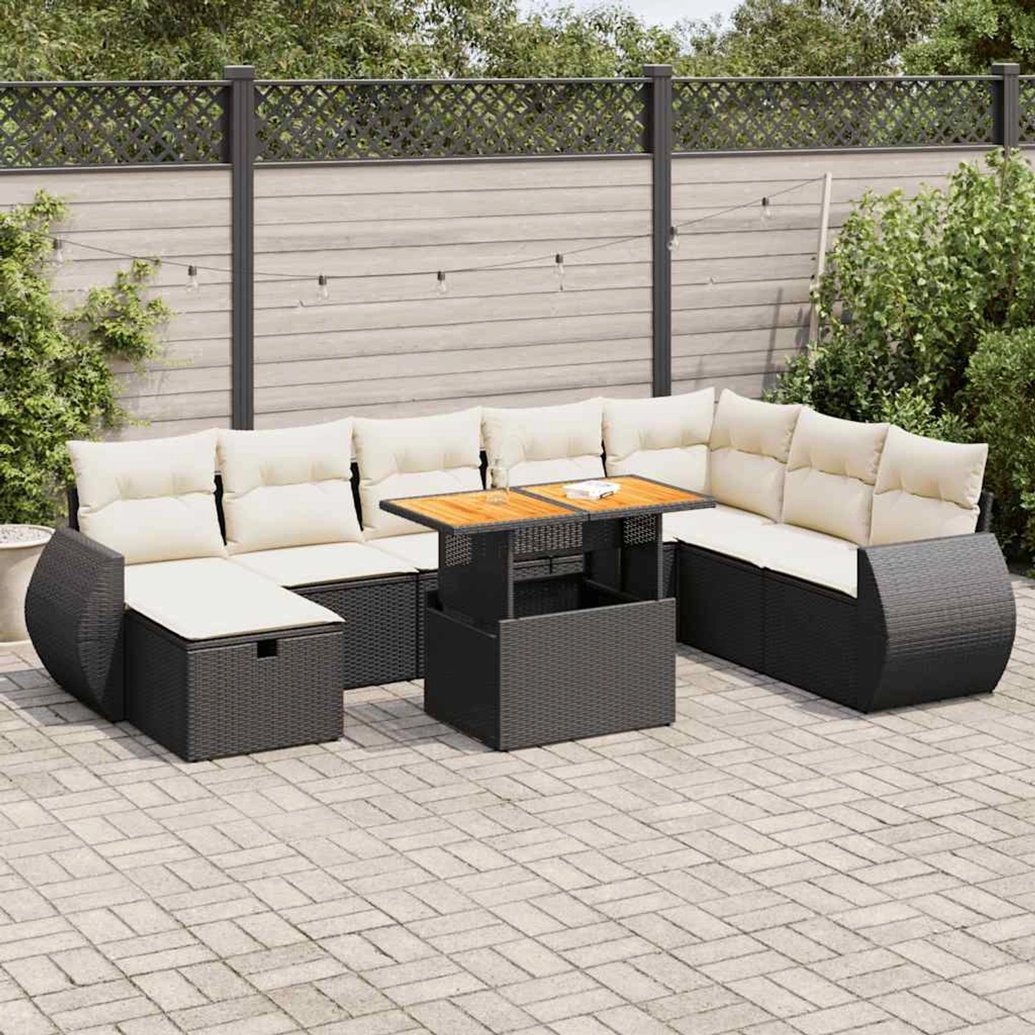 Schwarze 9-tlg. Garten-Sofagarnitur aus Poly Rattan mit cremefarbenen Kissen und höhenverstellbarem Tisch.