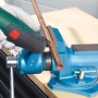 LUX Tauchsägeblatt im Einsatz: Multitool sägt Kupferrohr in Schraubstock. Zubehör für Sägen.