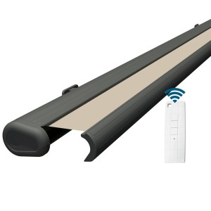 Elektrische Kassettenmarkise in Basaltgrau mit beigem Tuch und Fernbedienung.