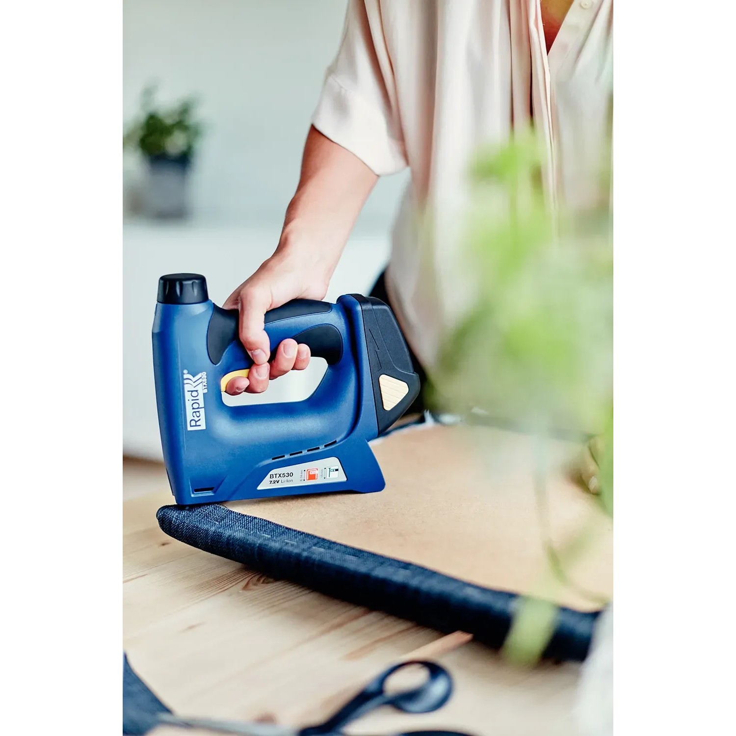 Rapid Akku-Tacker BTX530 in Aktion, ideal zum Polstern und für Textilarbeiten.
