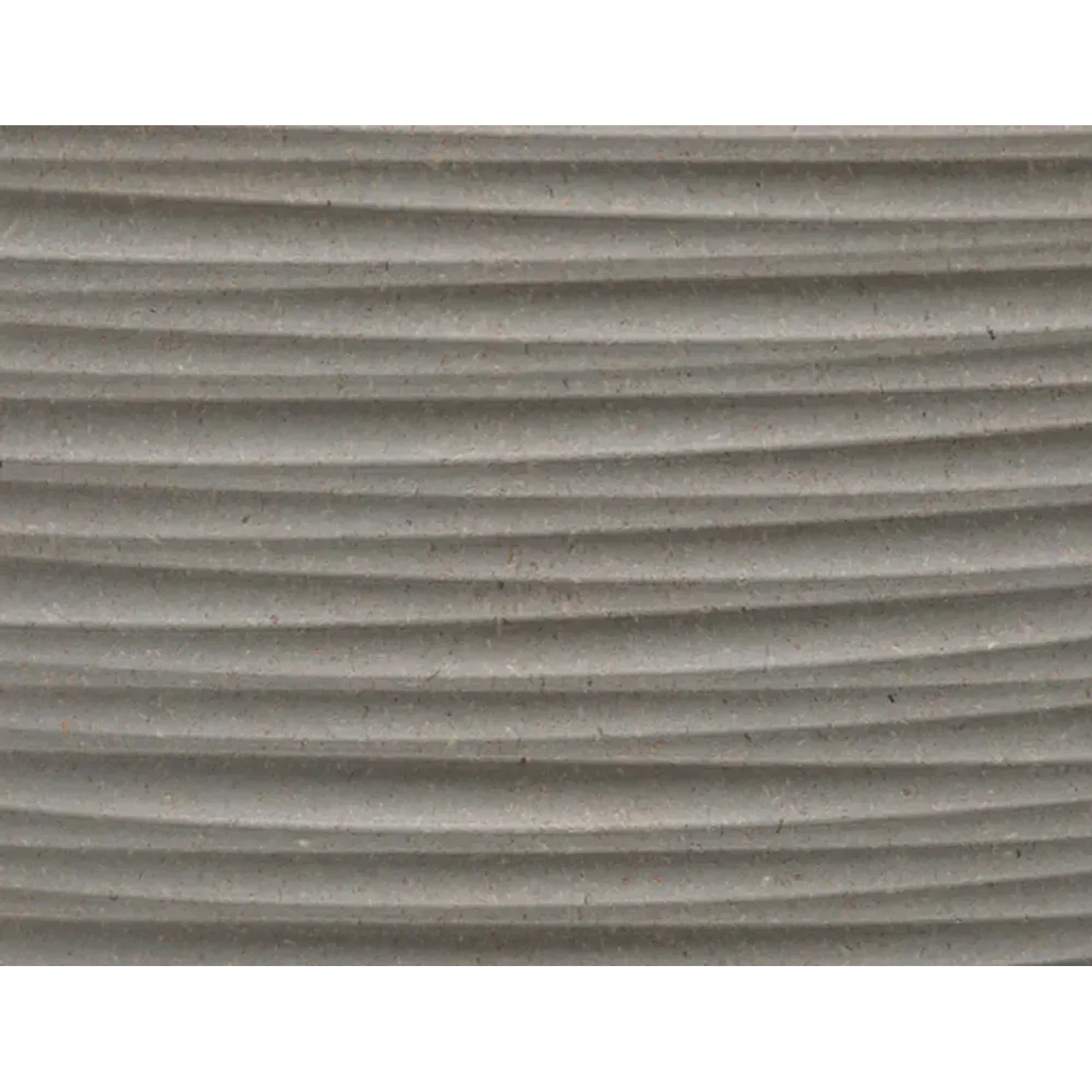 Detailaufnahme: Graues Siena Garden Pflanzgefäß Eco Lens mit Rillenstruktur.