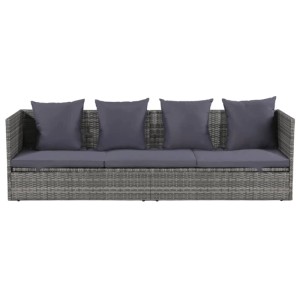 Graues Poly Rattan Garten-Sofabett mit dunklen Polstern und vier Rückenkissen. Ideal für Lounge-Gartenmöbel.