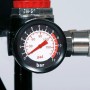Detailaufnahme: Manometer des Einhell TE-AC 6 Silent Kompressors zeigt Druck in bar/psi.