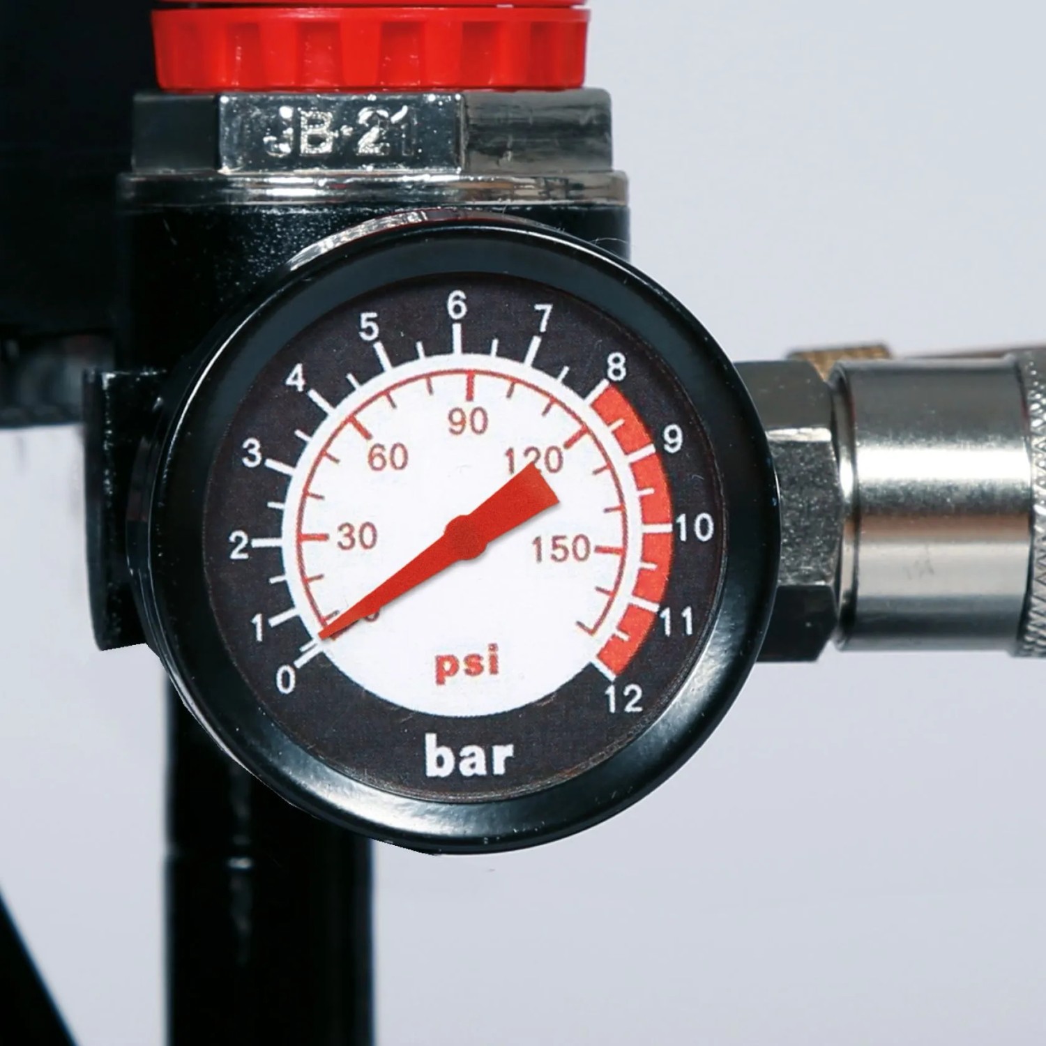 Detailaufnahme: Manometer des Einhell TE-AC 6 Silent Kompressors zeigt Druck in bar/psi.