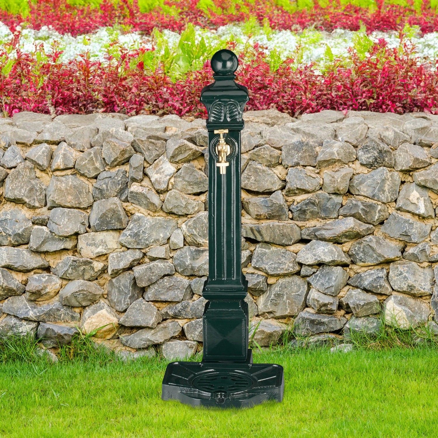 Dunkelgrüner Standbrunnen aus Aluminium-Guss mit goldenem Wasserhahn im Antik-Stil für Garten und Terrasse.