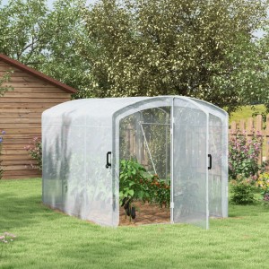 Transparentes Outsunny Tunnelgewächshaus mit geöffneter Tür im Garten.