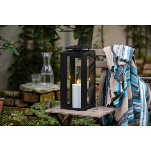 Schwarze FlowerPower LED-Laterne Lucido für Outdoor, 40,5 cm hoch, mit LED-Kerze auf einem Gartentisch.