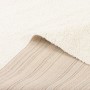 Weißer Pergamon Hochflor Teppich Aloha (120x170cm) mit geknickter Ecke, die die Unterseite zeigt.
