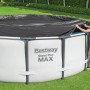 Bestway Pool Abdeckplane, Ø 305 cm, schwarz, PVC, rund. Frau befestigt die Plane an einem Pool.